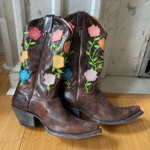Justin Brown Embroidered Rose Cowboy Boots 💐